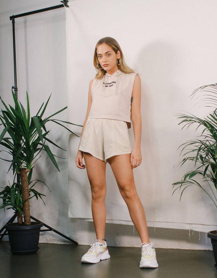 Si quieres aprovechar el primer paseo para que los rayos del sol empiecen a poner morena tu piel, este top con capucha y estampado de letras puede ser lo que buscas. Es de Bershka, cuesta 12,99 euros y está disponible en las tallas XS, S y L, aunque la última se está agotando.