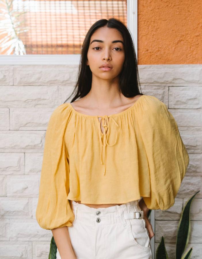 Si la ansiedad ha hecho mella en ti y no has dejado de comer en toda la cuarentena, esta amplia blusa con lazada de Bershka puede ser lo que necesitas. Cuesta 15,99 euros y está disponible entre las tallas XS y L. También puedes comprarla en color blanco.