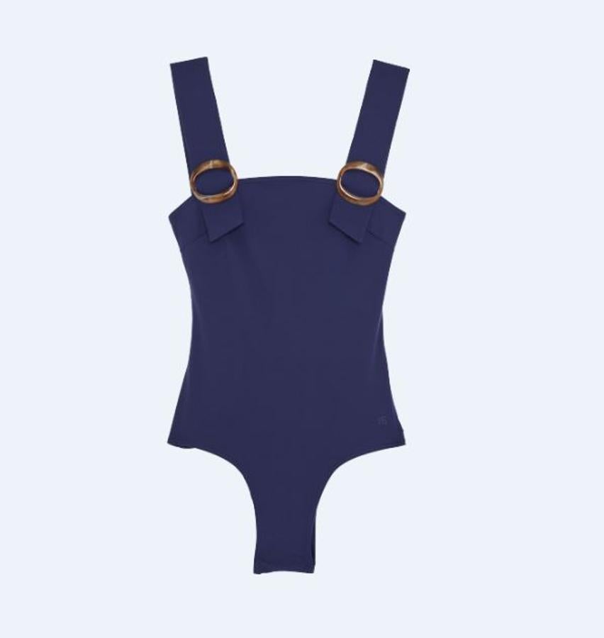 Está como loca por poder tomar el sol y pasear por la playa juntos a sus hijos. Por eso le va a hacer falta un buen bañador, como este sencillo pero con detalles en los tirantes, de Énfasis (a la venta en El Corte Inglés).