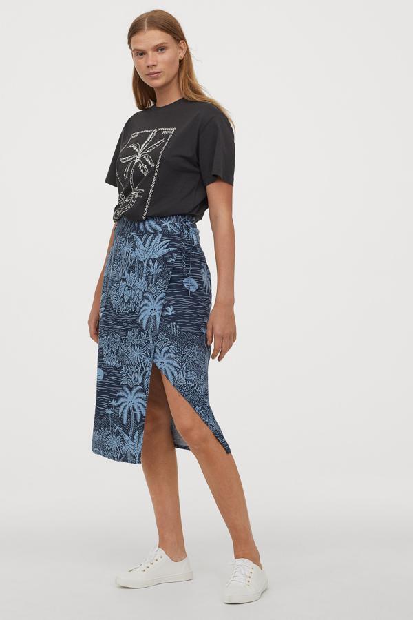 Falda pareo con estampado en tonos azules, de Desmond & Dempsey para H&M (24,99 euros).