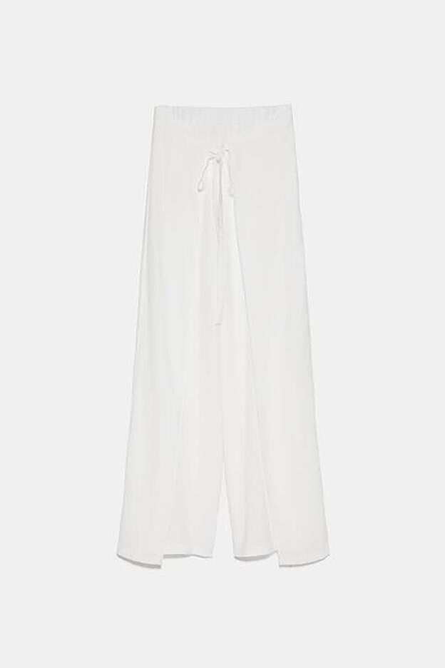 El pantalón, en color blanco.