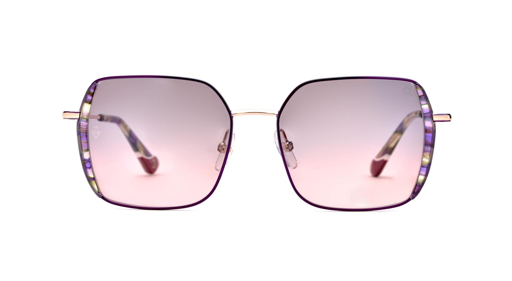 Para las que siguen adorando el estilo de los años 70, con su toque hippie en los vestidos y sus accesorios en clave retro, estas gafas de sol de Etnia Barcelona le van a encajar a la perfección. Y le van a hacer mucha falta para la vuelta a las calles.