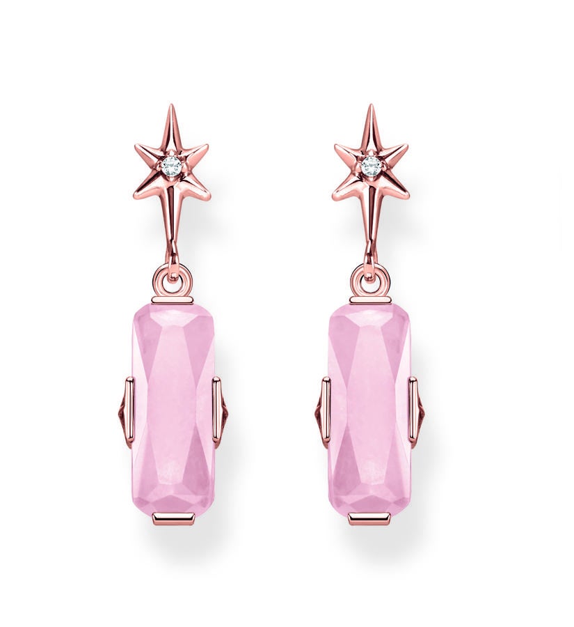 Hasta para estar en casa se pone todos los accesorios posibles. Ahora que se va a poder salir a la calle, no le pueden faltar los más bonitos. Como estos pendientes de plata bañada, de Thomas Sab.