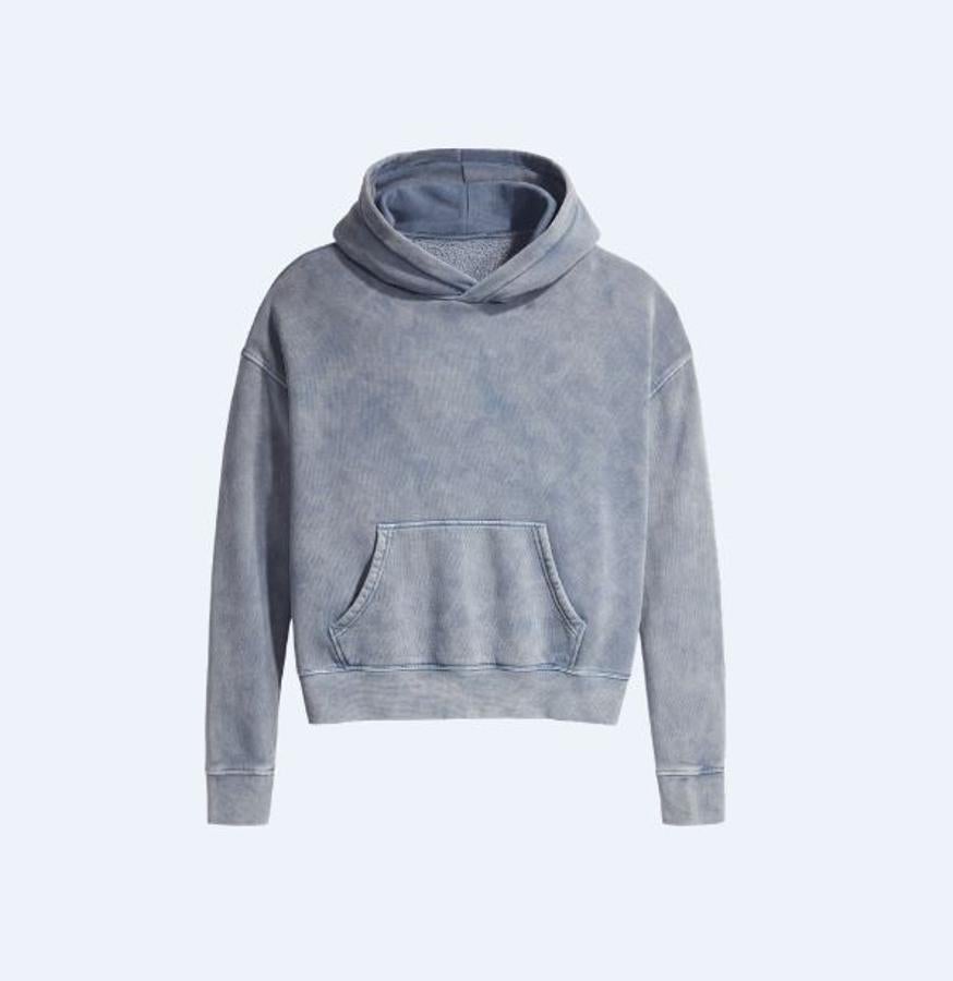 Le gusta vestir de sport y ahora que trabaja desde casa y quiere estar cómoda, más aún. Por eso una sudadera que no solo se pueda poner ahora sino también cuando salgamos a la calle, es ahora mismo el regalo perfceto. Esta de efecto desteñido es de Levi's.