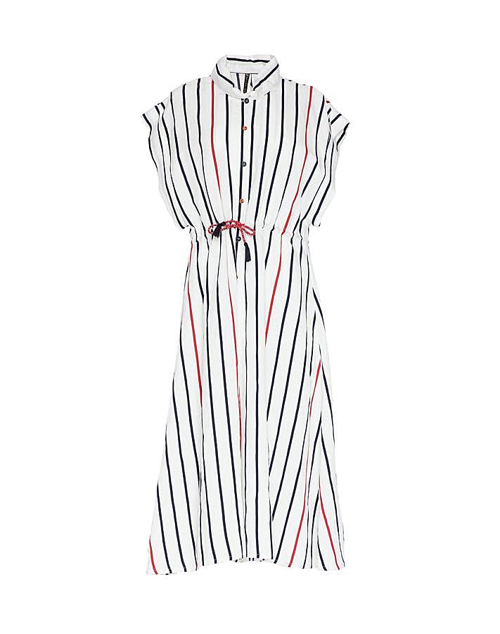 Su destino favorito para pasar un fin de semana es París y le encanta el toque francés al vestir de Inès de la Fressange. Por eso acertarás seguro con este vestido de rayas marineras de Manila Grace.