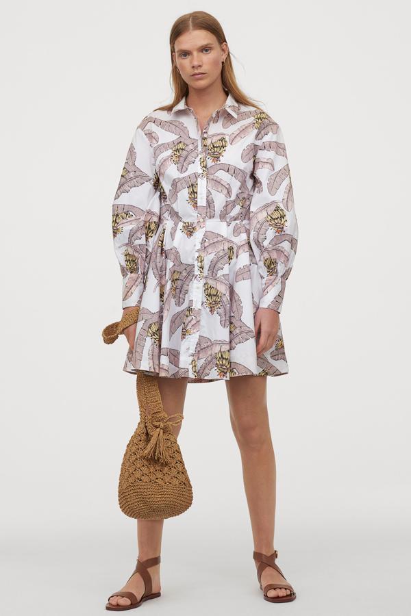 Vestido mini de corte camisero con volumen y estampado de hojas, de la colección de evrano de Desmond & Dempsey para H&M (39,99 euros).