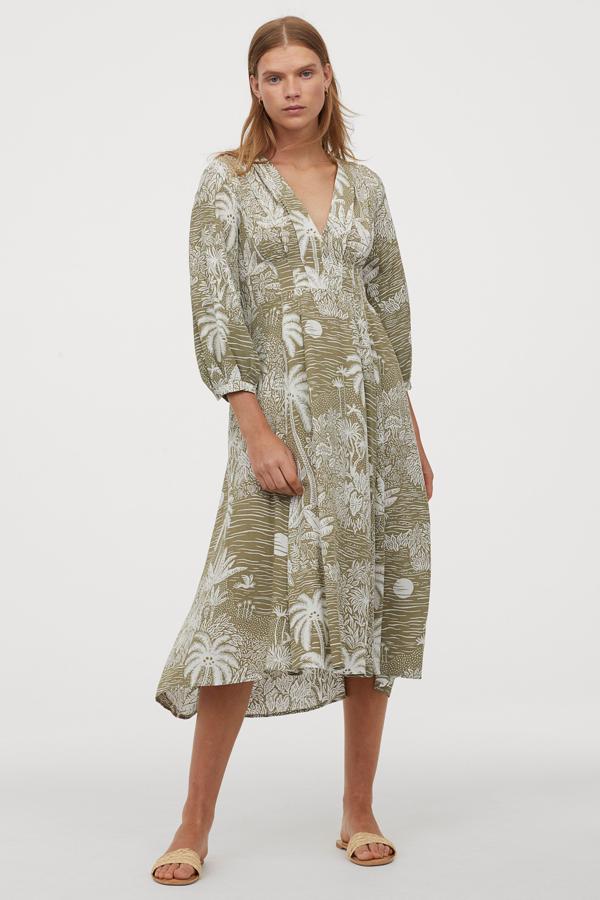 Vestido en verde y blanco con detalles plisados y manga francesa, es uno de los modelos que se ha agotado nada más salir la colección de Desmond & Dempsey para H&M (49,99 euros).