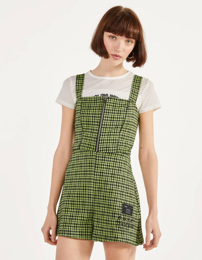 Con escote recto y tirantes anchos, este mono corto de Bershka con estampado de cuadros en color lima es uno de los más baratos de la galería. Costaba 17,99 euros y ahora podemos comprarlo por 8,99 euros entre las tallas XS y L.