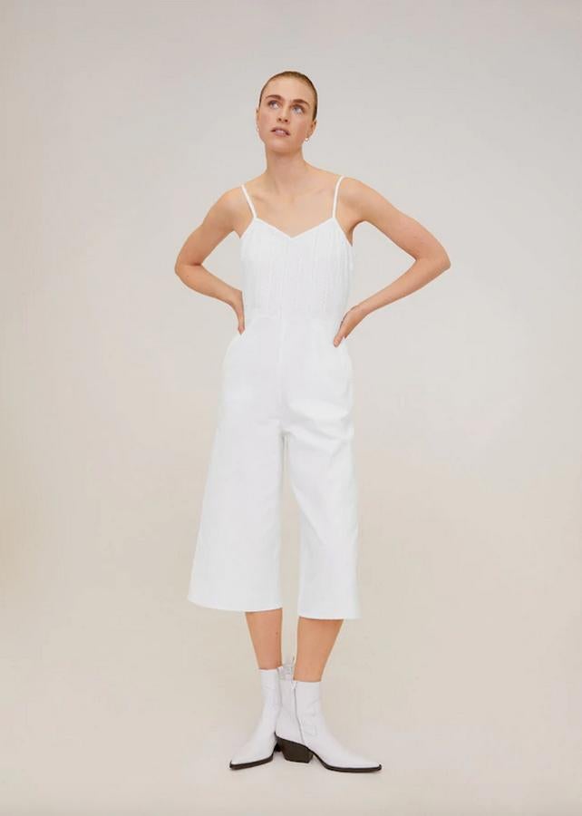 En tejido de algodón y detalle de guipur en la parte delantera, este mono largo de Mango en color blanco viene con cuello de pico y tirantes ajustables. De 39,99 euros ha pasado a costar 25,49 euros y está disponible entre las tallas XS y L.