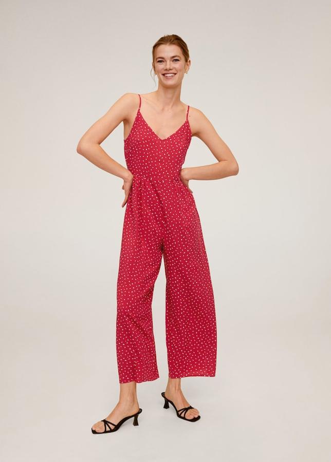 En tejido fluido y diseño largo, este mono rojo con estampado mini tiene escote de pico y tirantes finos. De 29,99 euros ha pasado a costar 15,99 euros, y está disponible únicamente en la talla XS.