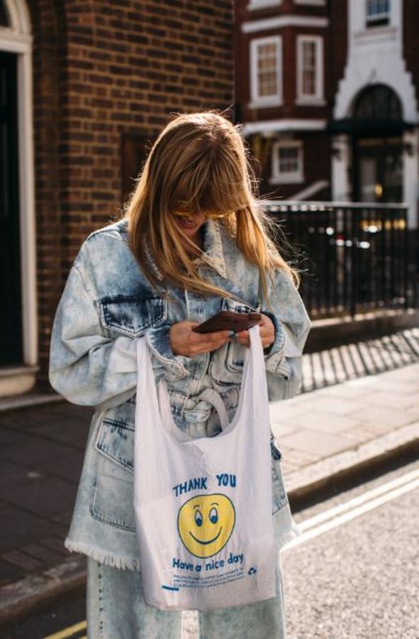 Parace una bolsa de la compra pero podemos asegurar que es un verdadero bolso. La imaginación no tiene límites.