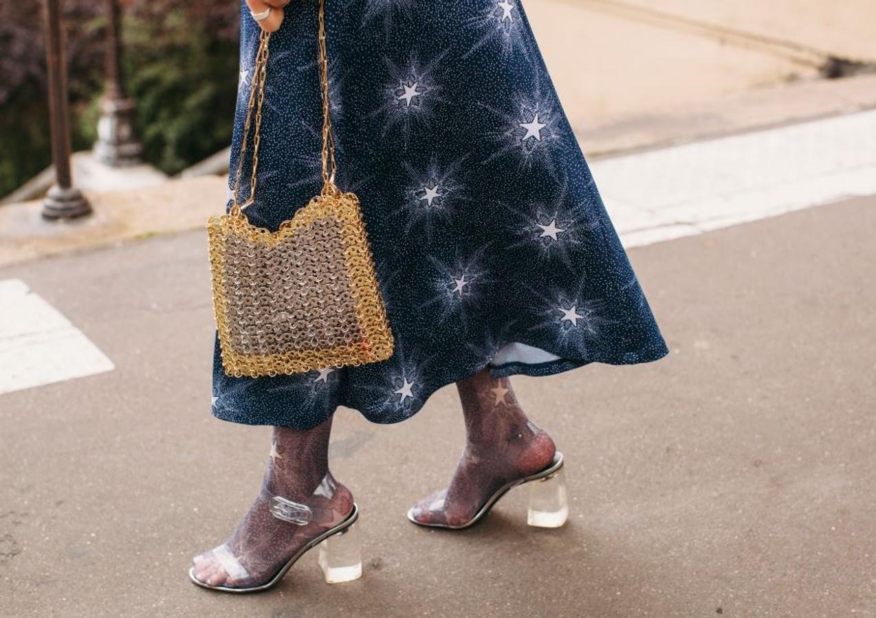 Este ya nos suena más, un bolso de malla metálica a lo Paco Rabanne.