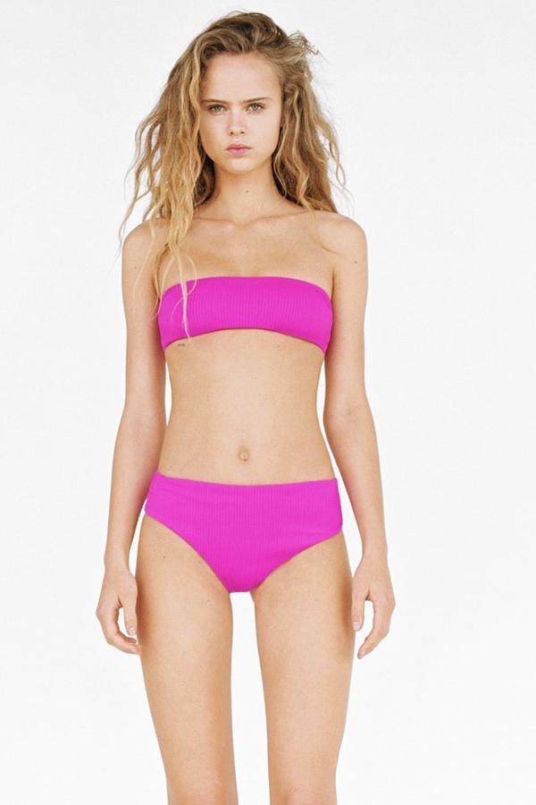 Este bikini de canalé en color fucsia acaparará todas las miradas. Es de Zara, y está formado por una braguita (12,95 euros) de tiro alto y un top (15,95 euros) bandeau sin aro.