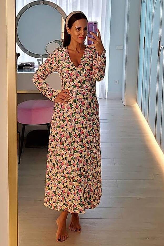 El vestido midi de flores que ha lucido Paula forma parte de la nueva colección de H&M.