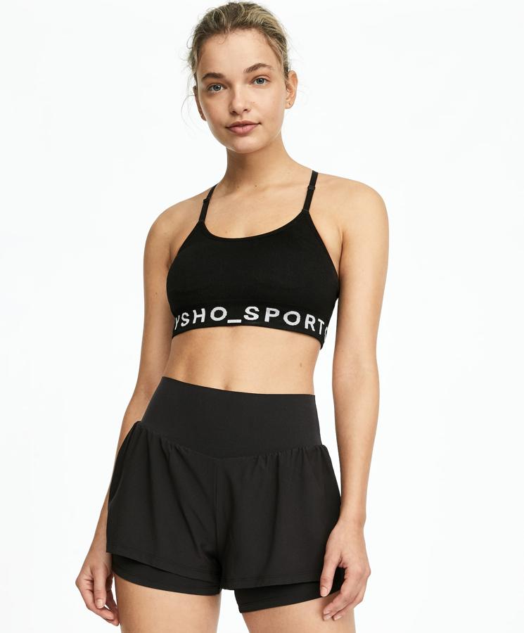 Estos pantalones cortos de Oysho cuentan con shorts interiores compresivos incorporados. Con tejido moldeador que define y estiliza la figura, tienen un precio de 25,99 euros.