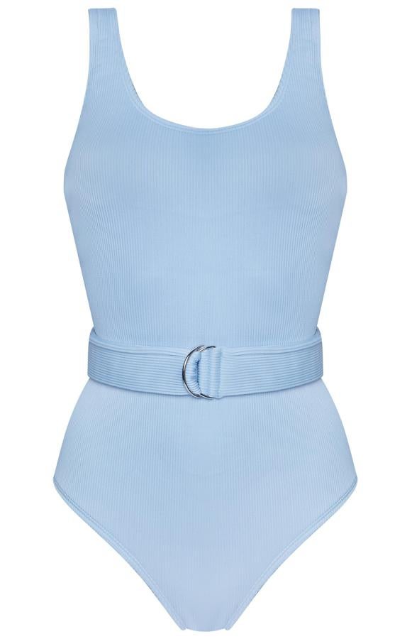 En color azul y con escote redondo, este bañador cuenta con un cinturón ancho del mismo color con hebilla. Tiene un precio de 14 euros.