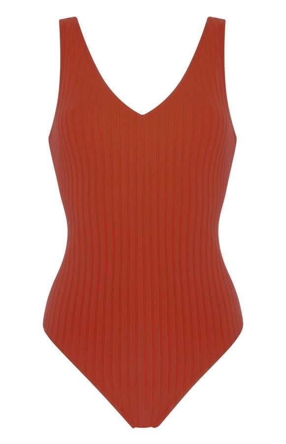 De canalé en color teja, este bañador con escote de pico además de contar con un tejido cómodo, perfila al máximo el contorno. Tiene un precio de 8 euros.