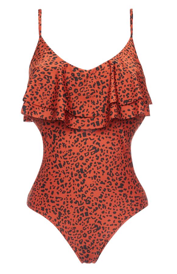 Uno de los estampados del verano es el de leopardo, y en este bañador con amplio volante lo encontramos en color teja. Tiene un precio de 15 euros.