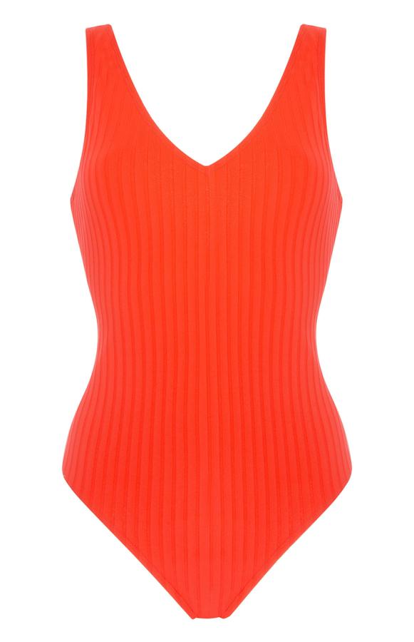 Este bañador en naranja flúor resaltará tu color de piel al máximo. En tejido de canalé y escote de pico, tiene un precio de 8 euros.