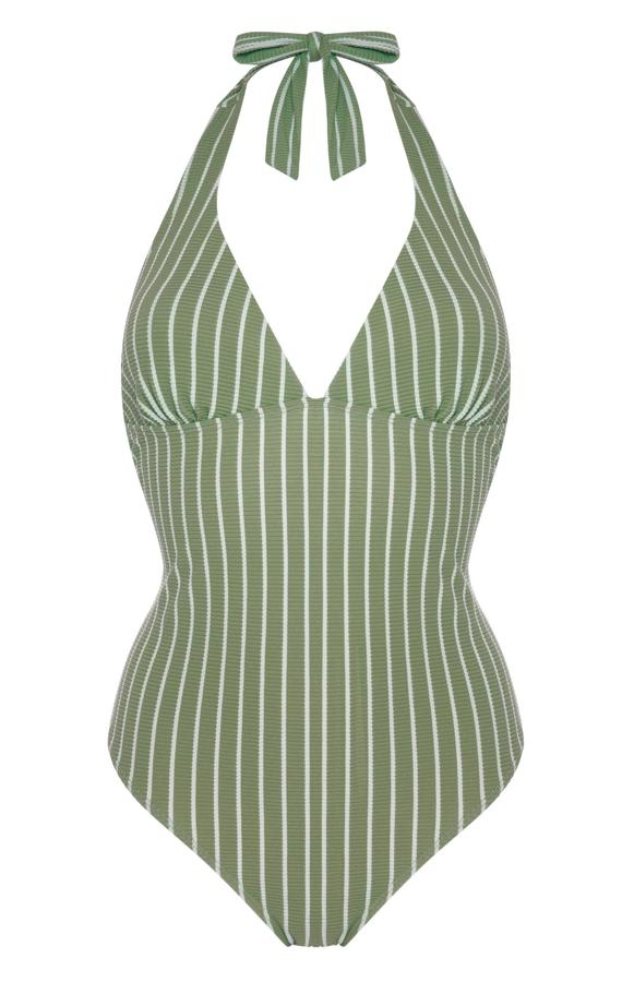 Este bañador moldeador en color verde con rayas verticales en blanco, cuenta con escote de pico y cinta para atar al cuello. Tiene un precio de 10 euros.