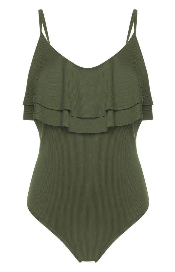 En color verde caqui, este bañador moldeador cuenta con un gran volante en la zona del pecho. Tiene un precio de 15 euros.