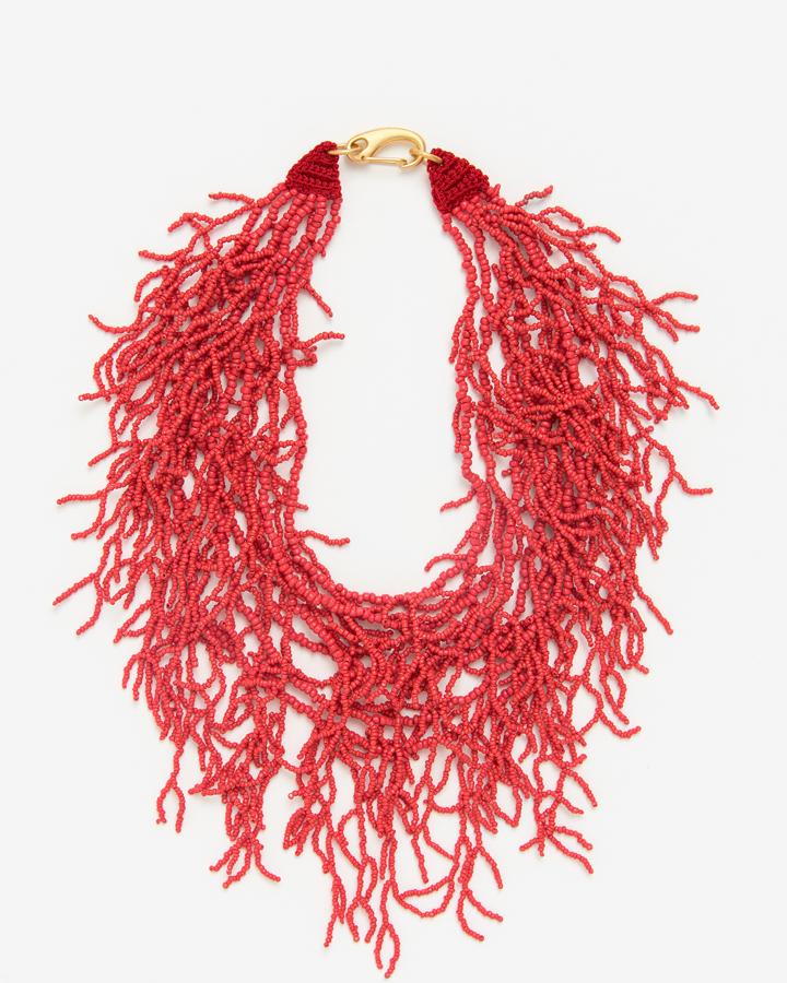 Este increíble collar corto de Bimba y Lola está formado por tiras de abalorios en color coral y cierre con mosquetón. Tiene un precio de 24 euros.