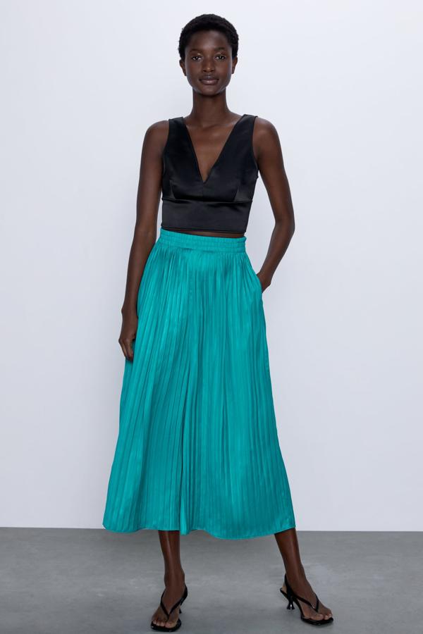 Disponible en color turquesa, amarillo o negro, este pantalón plisado de Zara con cintura elástica y bolsillos laterales cuesta 12,99 euros y es una auténtica maravilla.