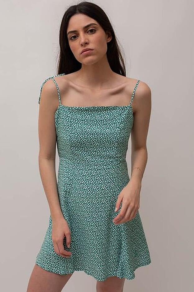 El vestido todavía está disponible en la tienda online de la marca.