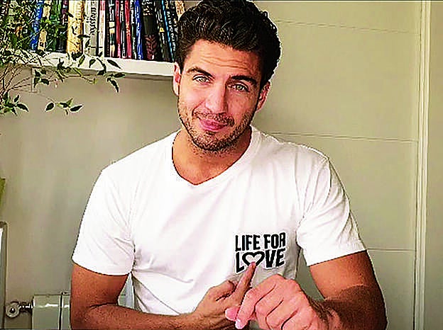 Maxi Iglesias durante la entrevista con la camiseta solidaria.