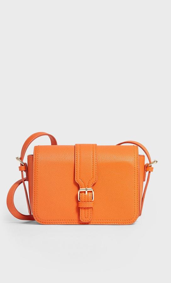 Los colores llamativos toman las colecciones de primavera, y este bolso bandolera en color naranja es perfecto para tus estilismos. Tiene un precio de 12,59 euros.