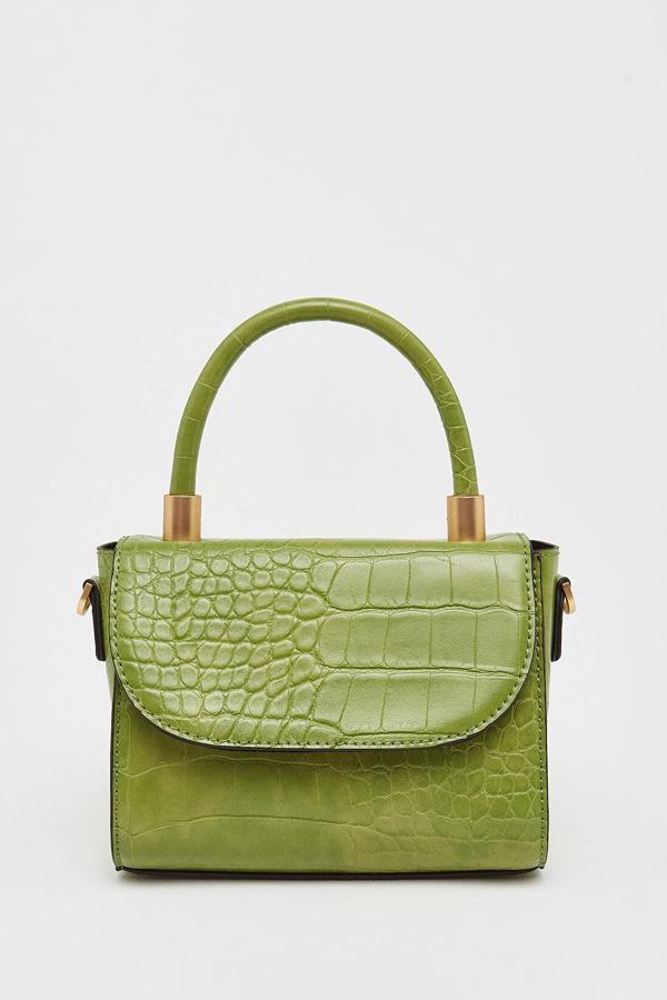 En color verde, este mini bolso con efecto coco cuenta tanto con asa de mano como con un asa larga regulable. Tiene un precio de 12,55 euros.