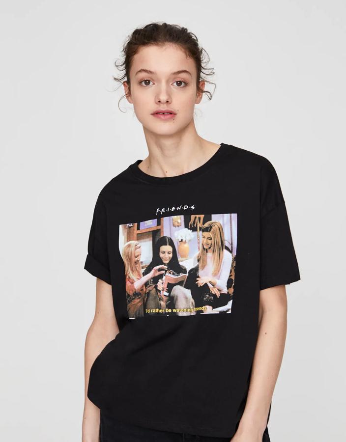 Aunque han pasado 16 años desde el final de la emblemática serie 'Friends' sus personajes siguen triunfando, al igual que esta camiseta negra de manga corta que cuesta 12,99 euros.