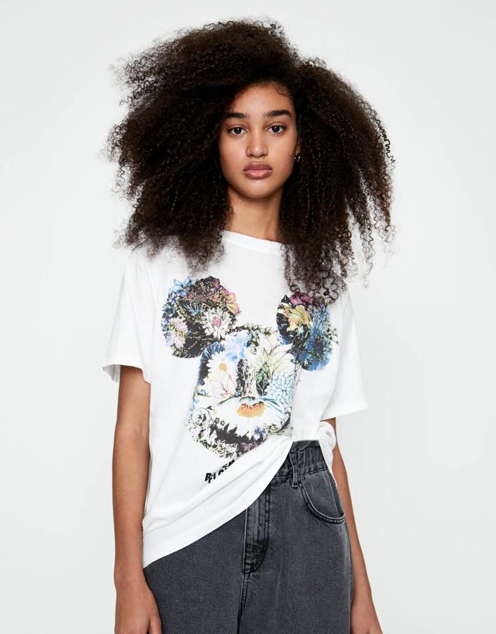 Mickey Mouse es el protagonista de esta camiseta blanca con ilustración del personaje de Disney con flores y texto. Cuesta 12,99 euros.