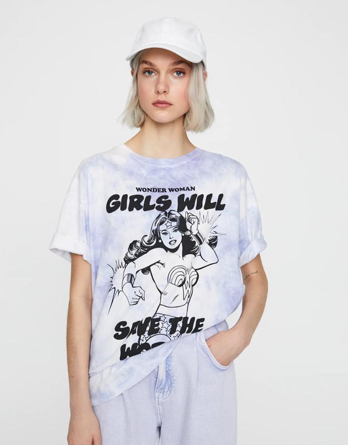 Confeccionada en 100% algodón, esta camiseta de color lila con efecto tie-dye lleva a Wonder Woman como ilustración central. Cuesta 15,99 euros.