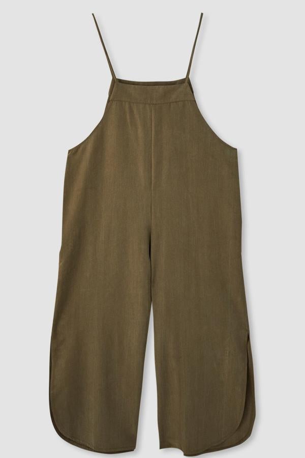 Pull & Bear nos propone este peto largo de tirantes en color kaki (también disponible en color arena) con escote cuadrado. Tiene un precio de 29,99 euros.