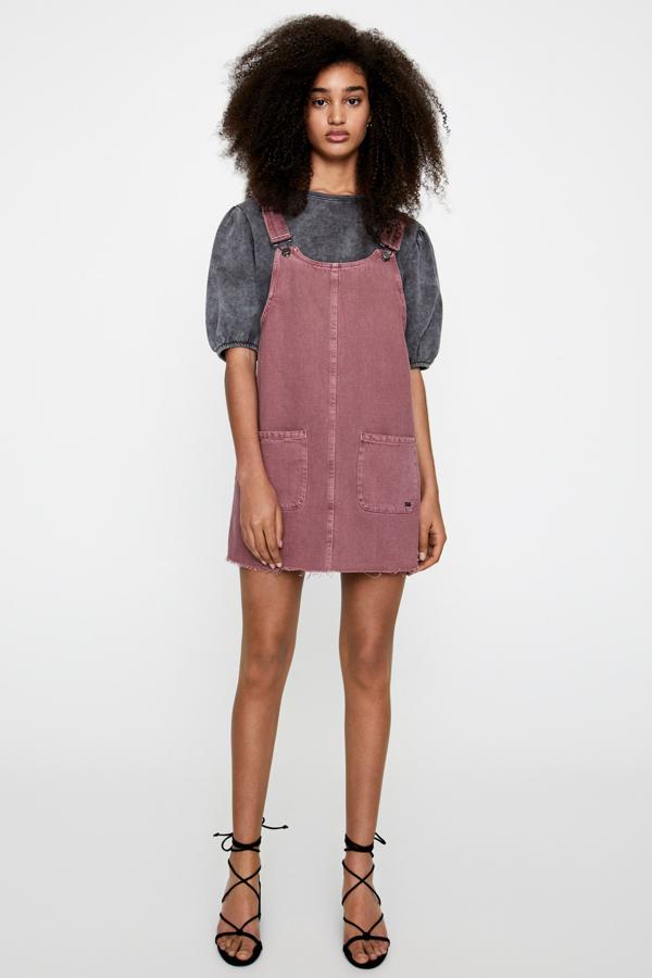 Este peto corto confeccionado en algodón con bolsillos en la parte delantera y tirantes ajustables es de Pull & Bear. Está disponible en rosa oscuro, verde o beige y tiene un precio de 19,99 euros.