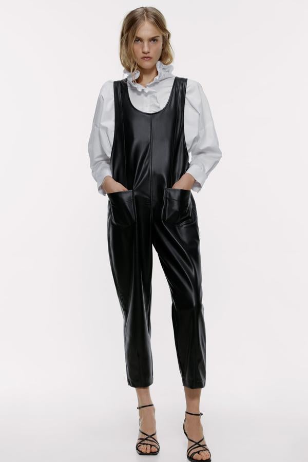 Zara también se apunta a los petos de efecto piel y nos trae este con escote redondo y tirante acho ajustable con botón. Cuenta con bolsillos delanteros y traseros y tiene un precio de 39,95 euros.