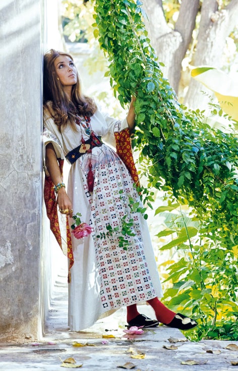 Talitha Getty, en el jardín de su casa de Marrakech en 1970.