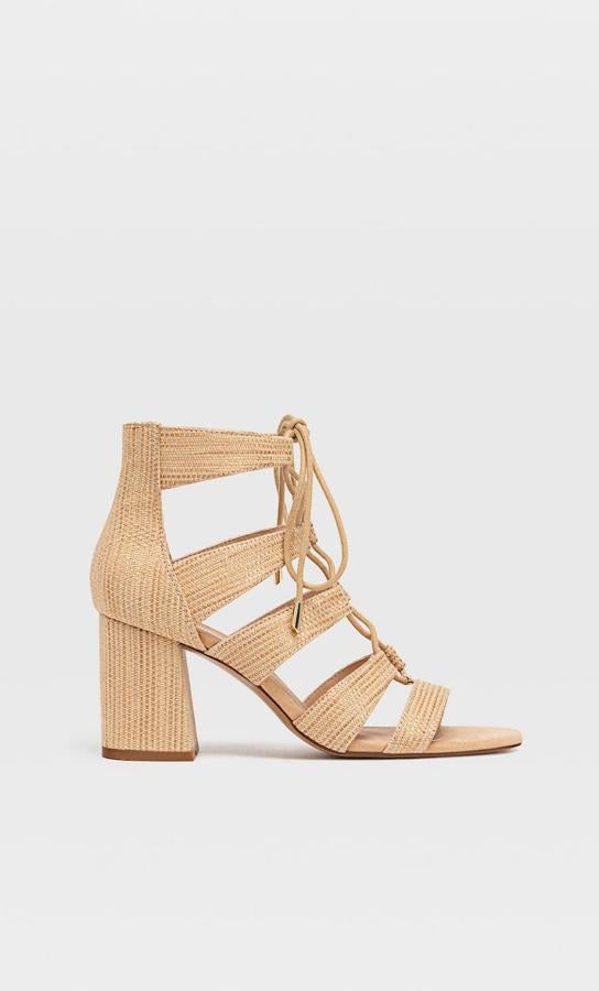 Stradivarius nos propone una original sandalia acordonada con un tacón de 7 centímetros. Disponible desde la talla 35 a la 41, tiene un precio de 20,99 euros.