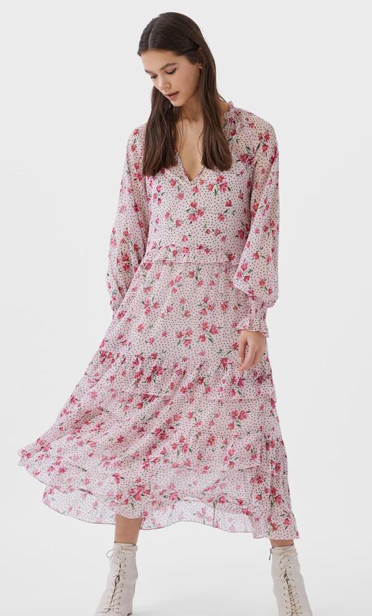 Esta temporada, en tu armario no puede faltar un vestido largo vaporoso como este con estampado de flores y volantes. Tiene un precio de 18,19 euros.
