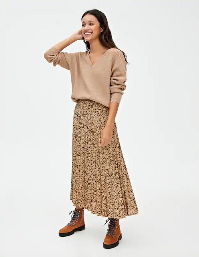 Plisada, con animal print en beige y versión mini, esta falda de Pull&Bear está rebajada y de 22,99 euros ha pasado a costar 11,49 euros. Está disponible entre las tallas XS y XL, aunque la última se está agotando.