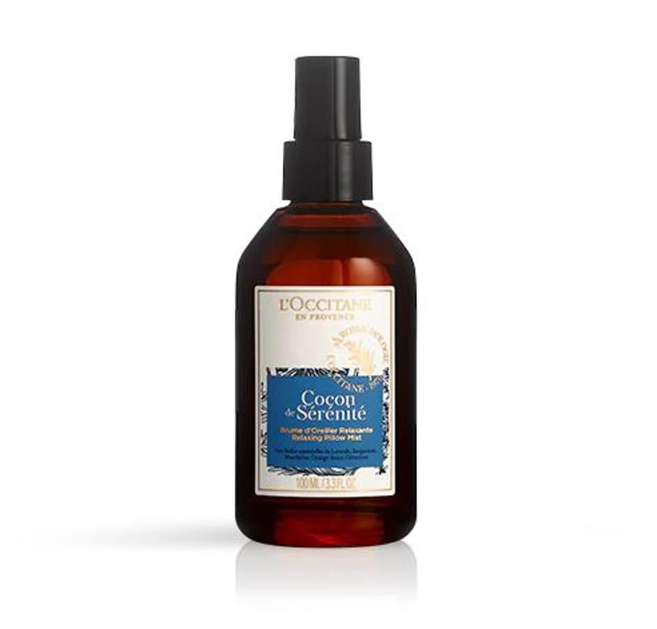 La lavanda es una de las esencias más utilizadas a la hora de conciliar el sueño debido a sus propiedades calmantes. ¿Qué pasa si se combina con otros olores que aporten serenidad? Que obtenemos esta bruma de almohada de L'Occitane, con lavanada, naranja dulce y geranio, una combinación estrella para conciliar el sueño de forma rápida.