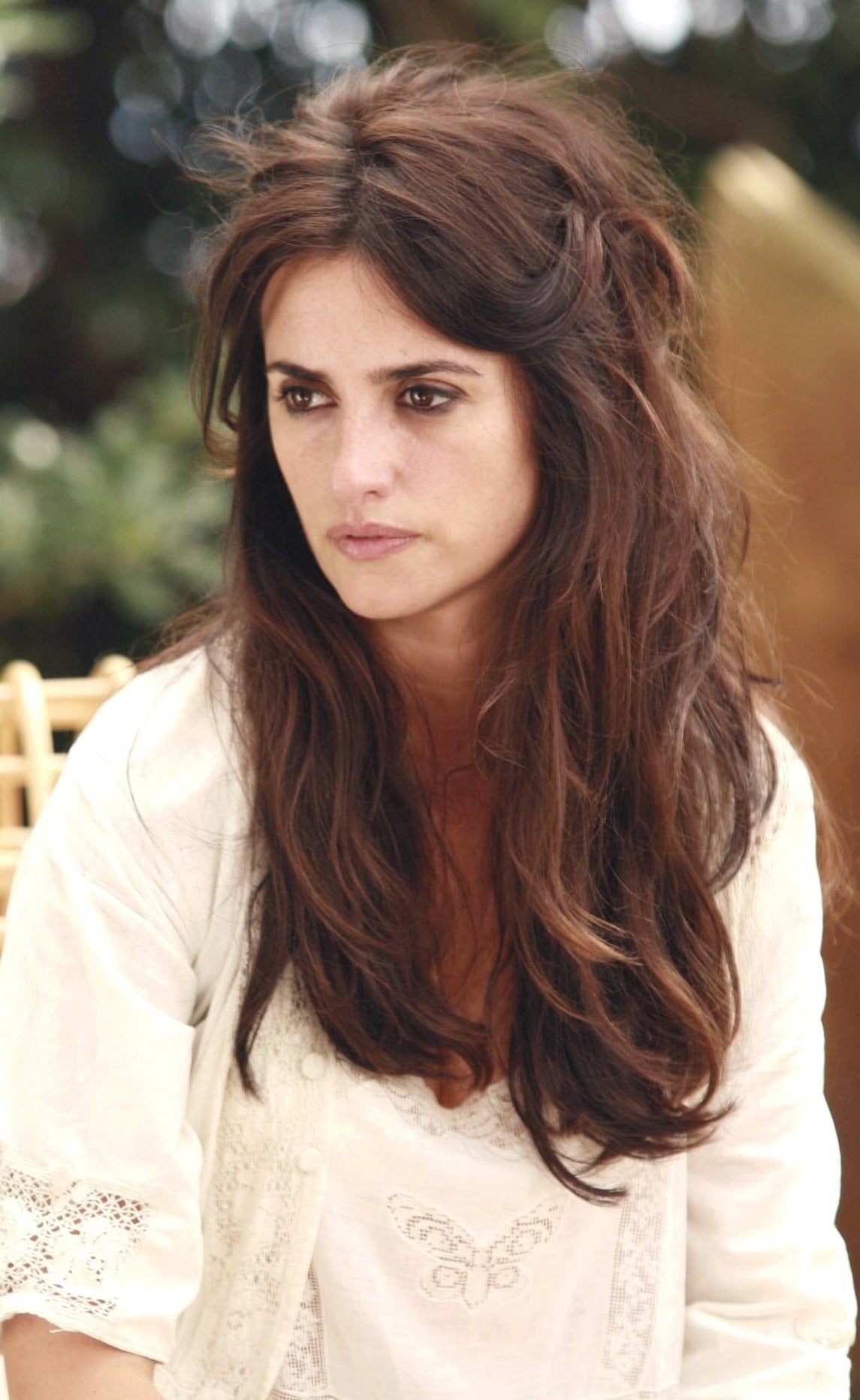 La melena XXL por excelencia es la de Penélope Cruz en el film 'Vicky Cristina Barcelona' (2008). Si te has cansado de un largo recto y apagado, pide a tu peluquero unas capas muy largas, un flequillo cortina a lo Brigitte Bardot y unos reflejos castaños. Después solo tendrás que dar la bienvenida al volumen y a la sensualidad más pura.