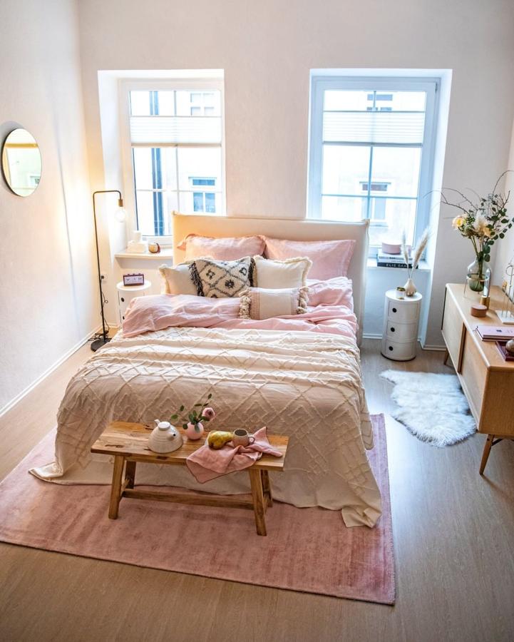 El sueño de cualquiera es tener una habitación con dos grandes ventanales. Si eres una enamorada del rosa, pero sobre todo, de esta habitación, solo tienes que ir a la web de la firma de decoración para copiar este dormitorio al completo.