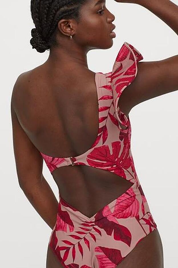 Bañador asimétrico con volante, de la colección de Johanna Ortiz para H&M. Cuesta 29,99 euros y está agotado en casi todas las tallas.