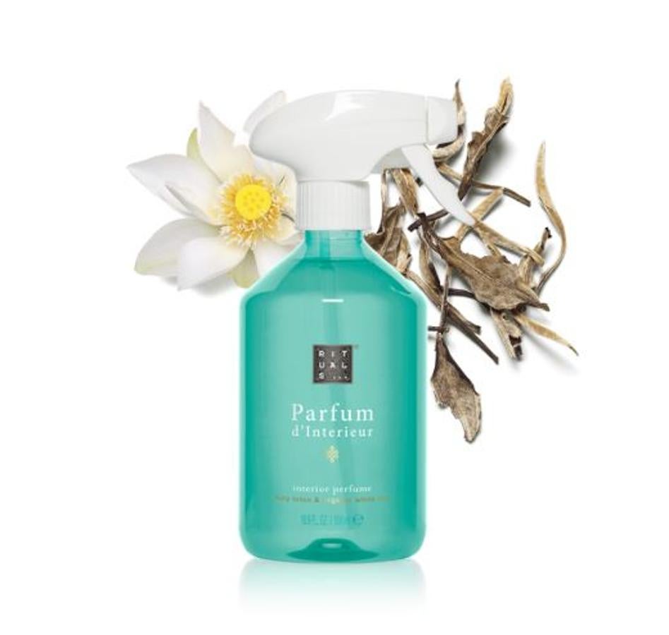 Si echas de menos la playa, sobre todo en estos momentos de incertidumbre, un spray de hogar que te teletransporte a tu lugar favorito en verano puede ayudar a relajarte, sobre todo antes de dormir. En la foto, The Ritual of Karma, (25,90 euros), huele a flor de loto y té blanco ecológico, una combinación que grita verano con las que podrás descansar toda la noche mecida por las olas.