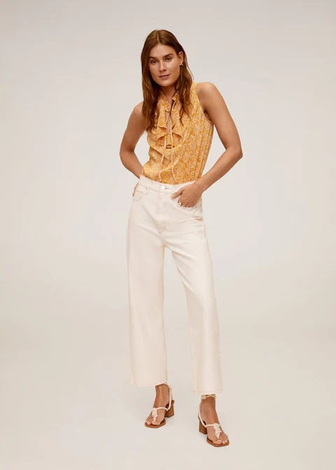 Los volantes crean un escote sutil y sofisticado que podrás lucir con comodidad hasta en la oficina. Ficha este top amarillo de Mango. (14,99 euro).