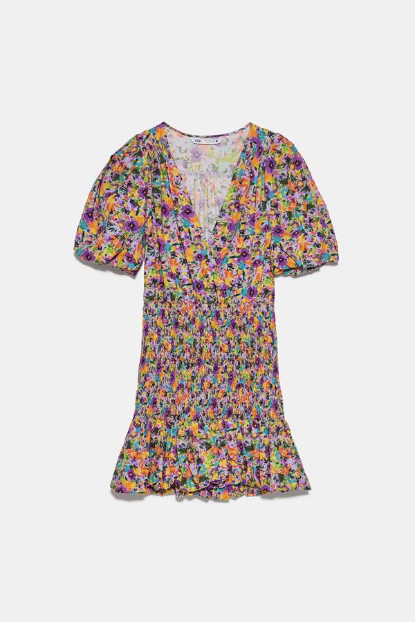 Vestido versión mini, con estampado de flores y cuerpo elástico, de Zara (39,95 euros).