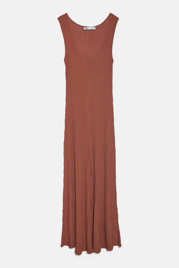 Vestido de punto en canalé color teja con escote redondo y un ligero vuelo en el bajo, de Zara (39,95 euros).