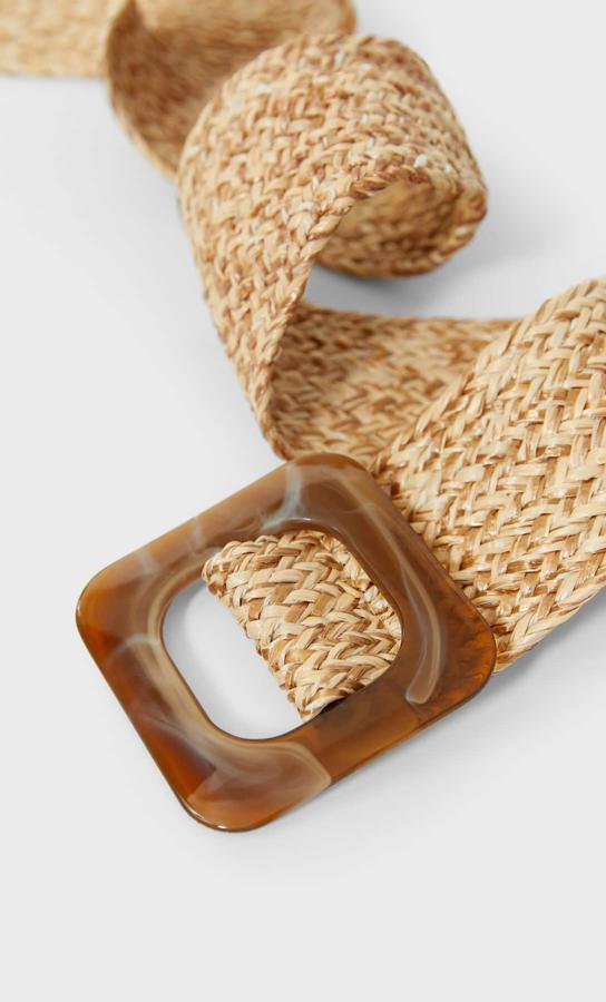 Entre las propuestas más apropiadas para los estilismos veraniegos está este cinturón ancho de rafia perteneciente al catálogo de Stradivarius. Cuesta 7,99 euros y está disponible en las tallas 70, 80 y 90.